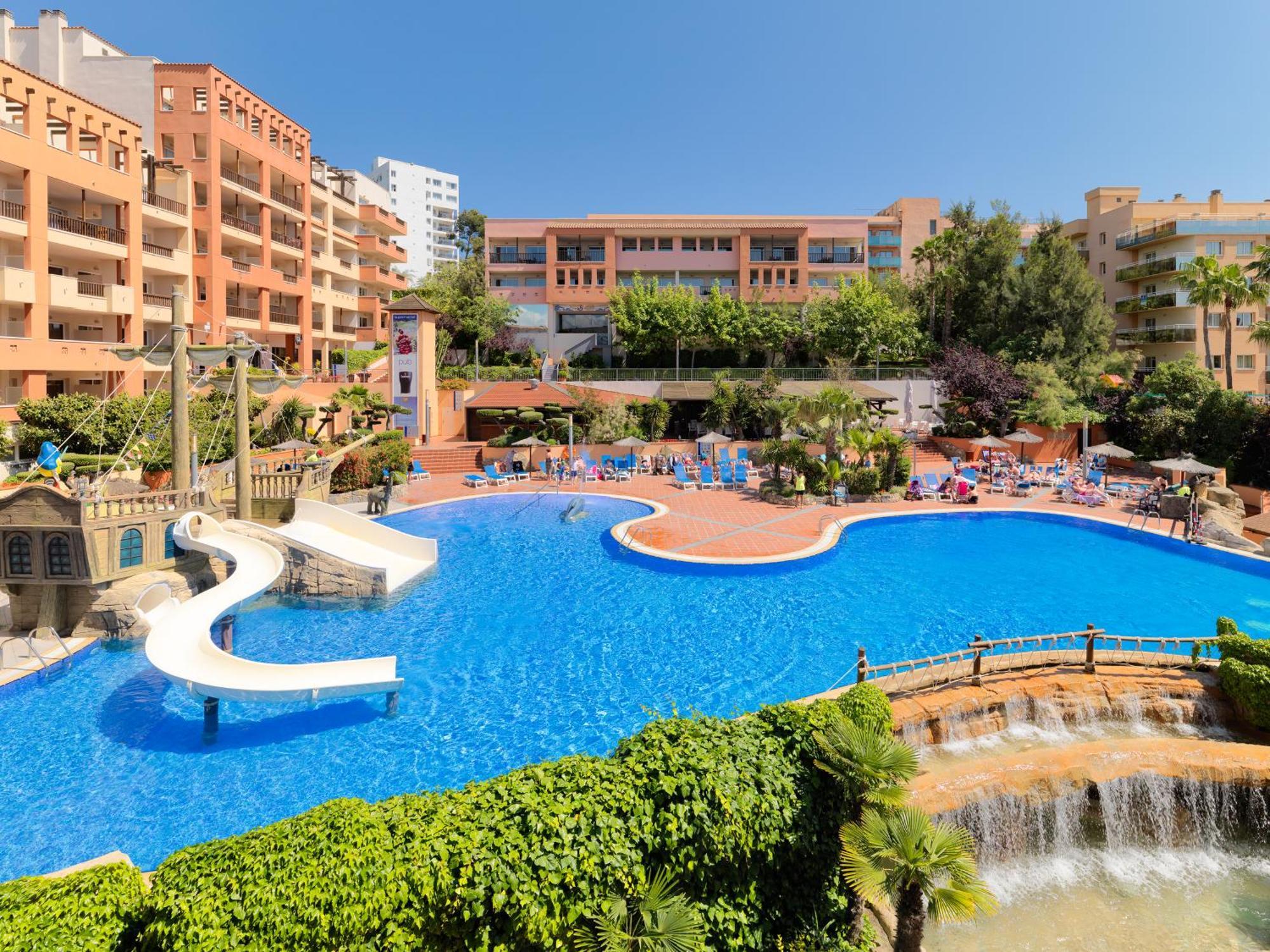 Double Room Pool View up to 10 years old