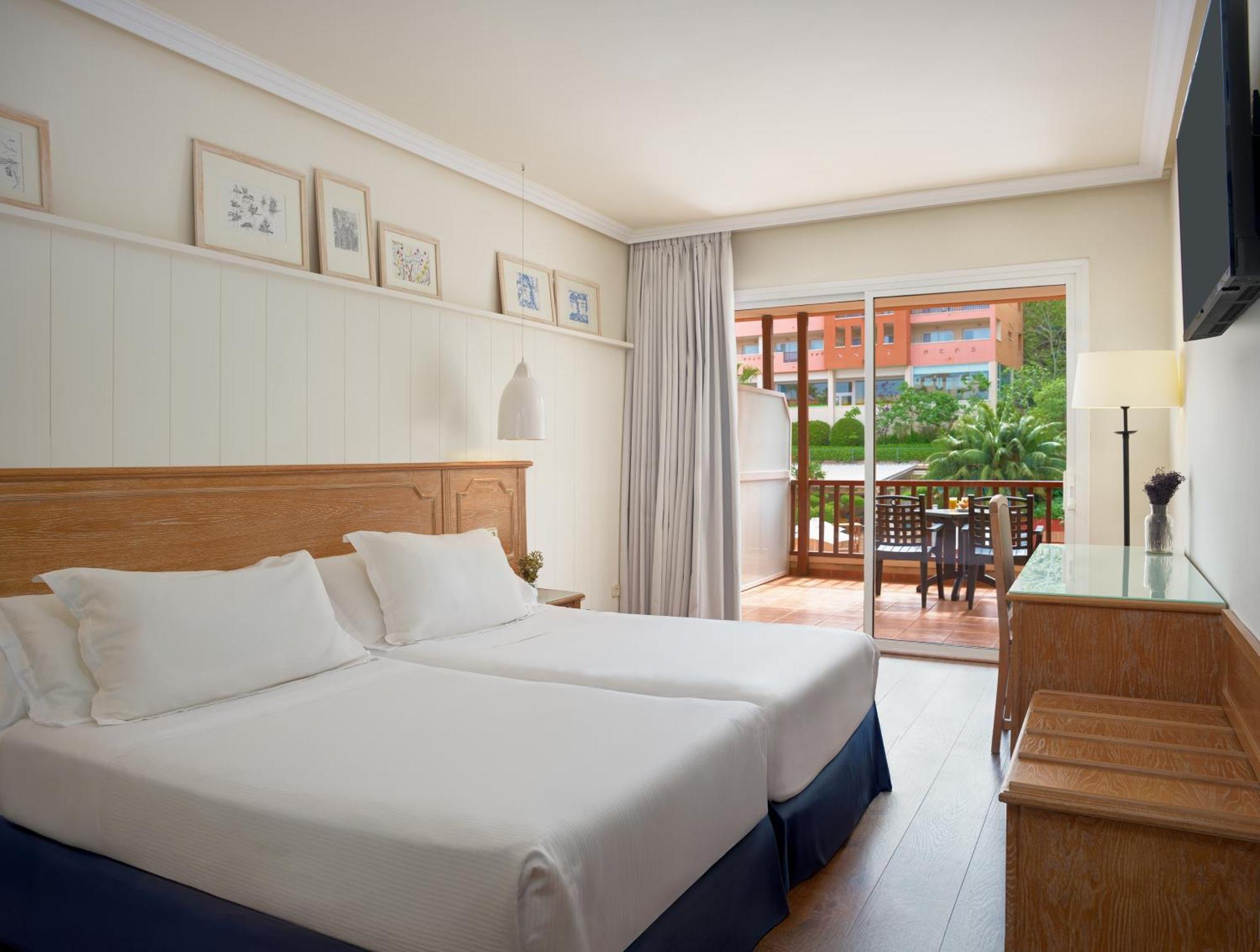 Double Room Pool View up to 10 years old